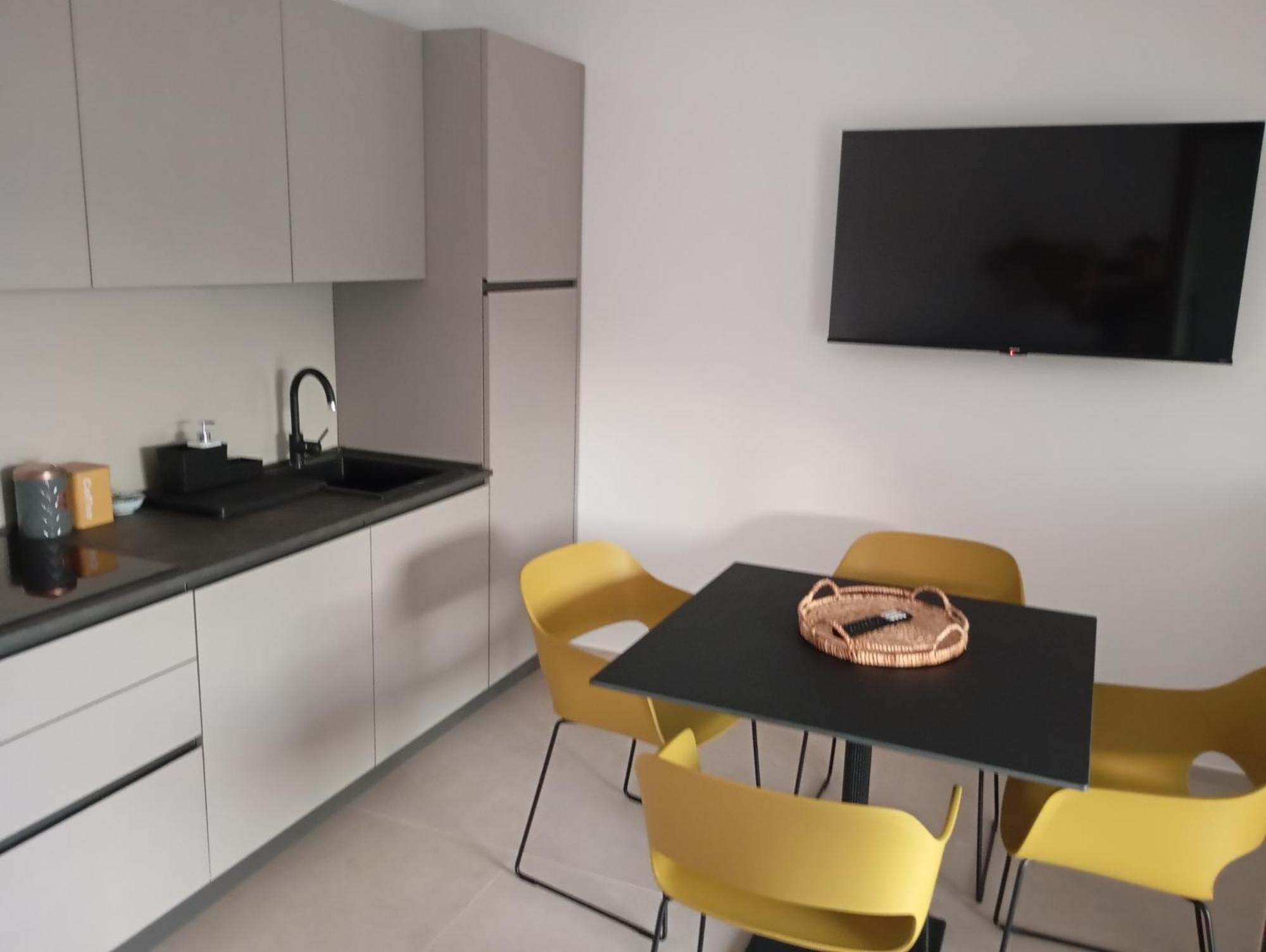 Aura Apartments Mattinata Exteriör bild